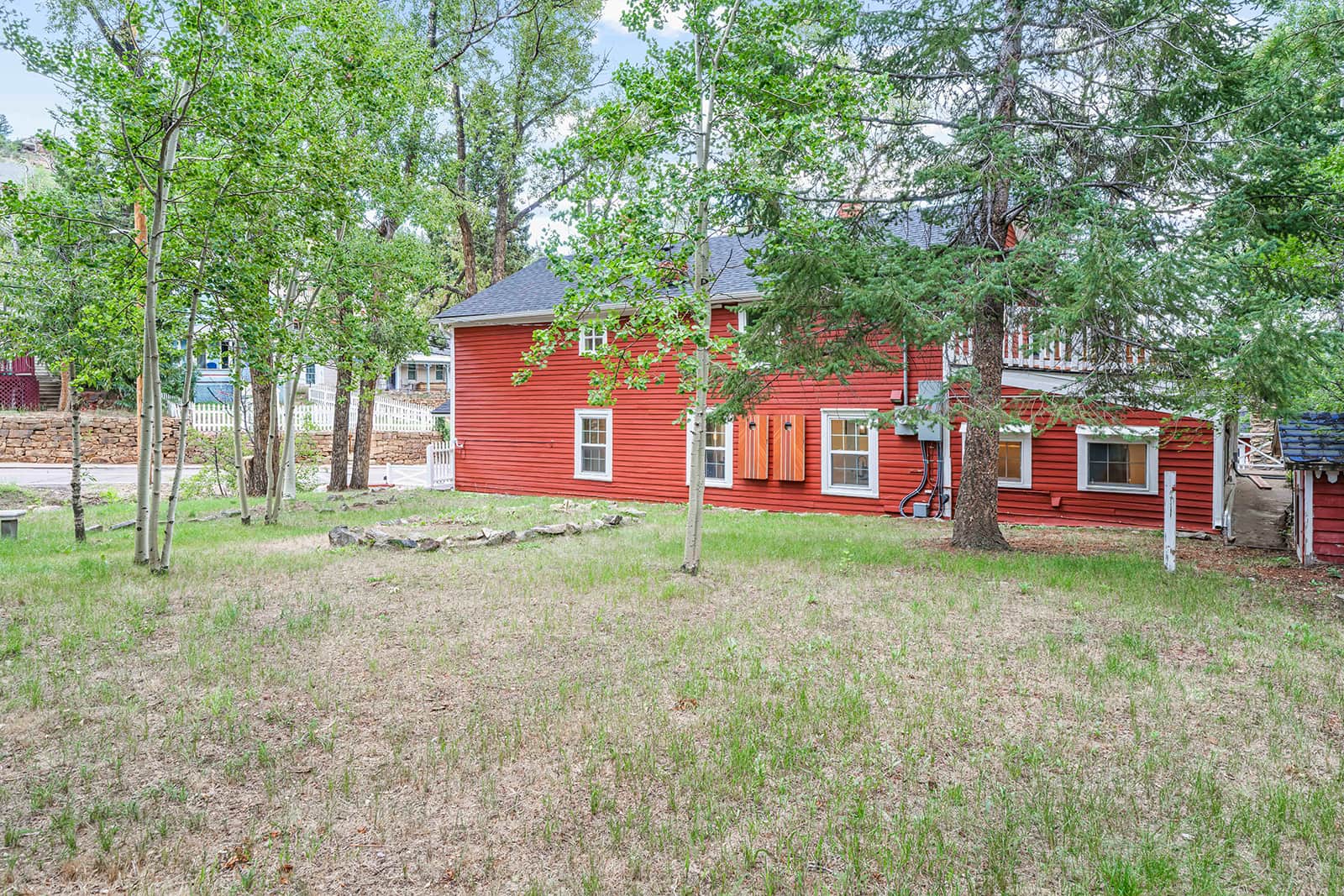 The yard and exterior